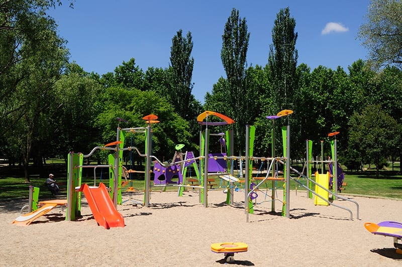 parque infantil con suelo de arena certificado