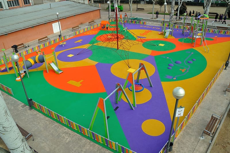 parque infantil vallado con suelo de seguridad