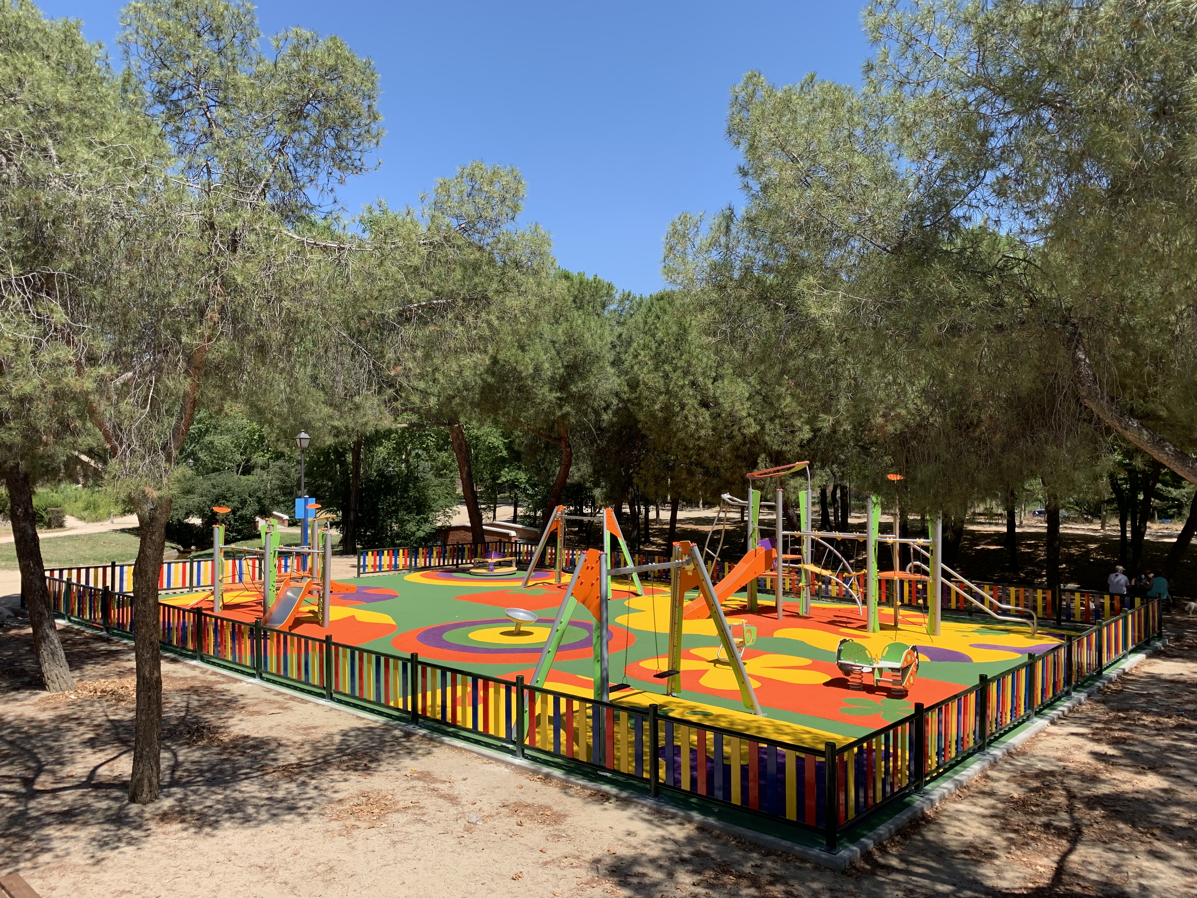 parque infantil suelo engomado