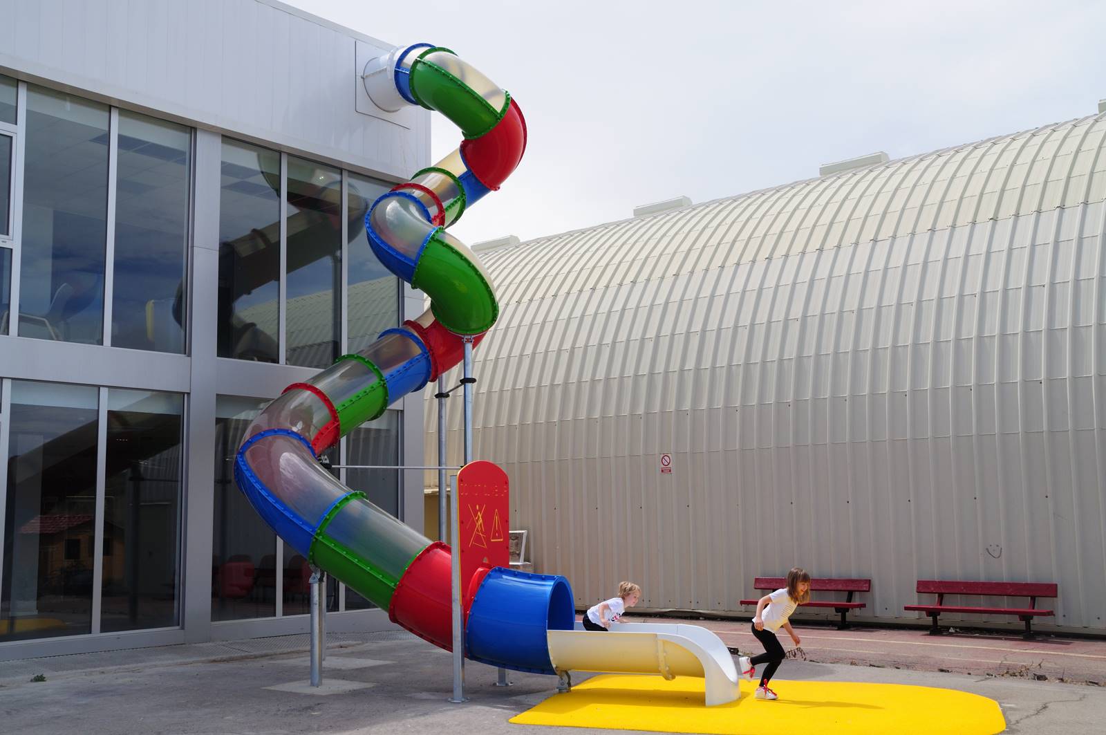 Tobogán tubo de evacuación ¡deslízate al recreo!