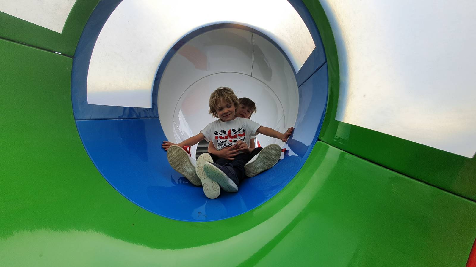 tobogan tubo parque infantil