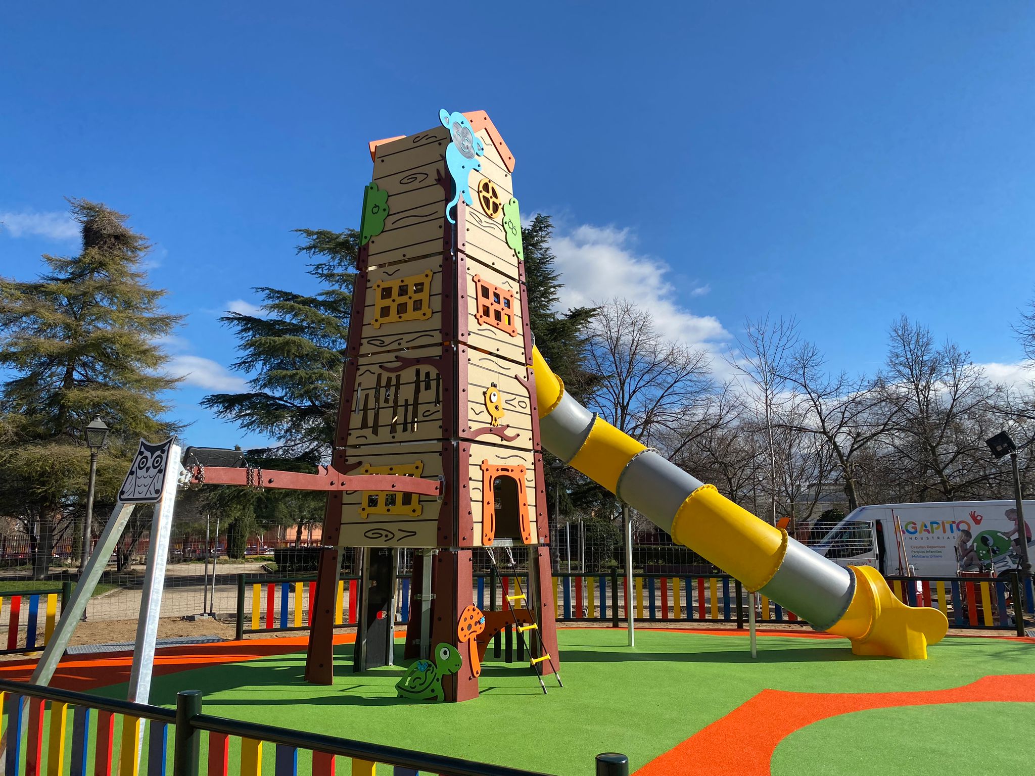 mostoles parques infantiles gimnasio en la calle