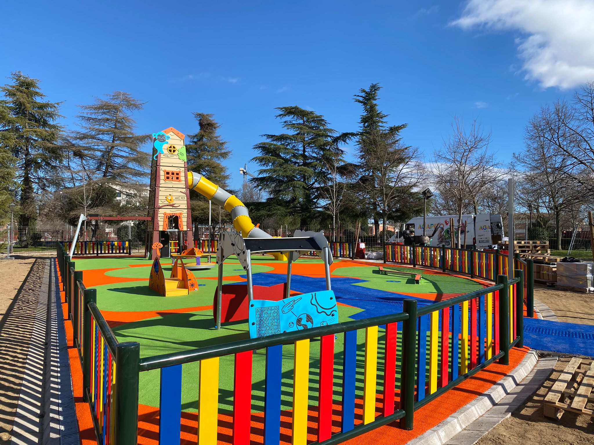 mostoles parques infantiles gimnasio en la calle
