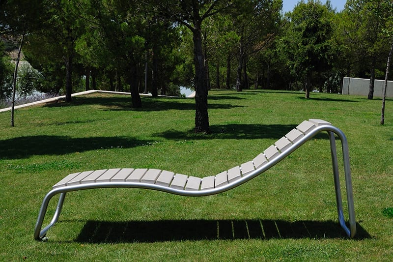 banco urbano tumbona plastico reciclado inox para parques