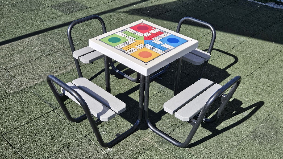 mesa parchis aire libre parques publicos