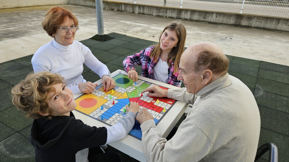 mesa parchis aire libre parques publicos