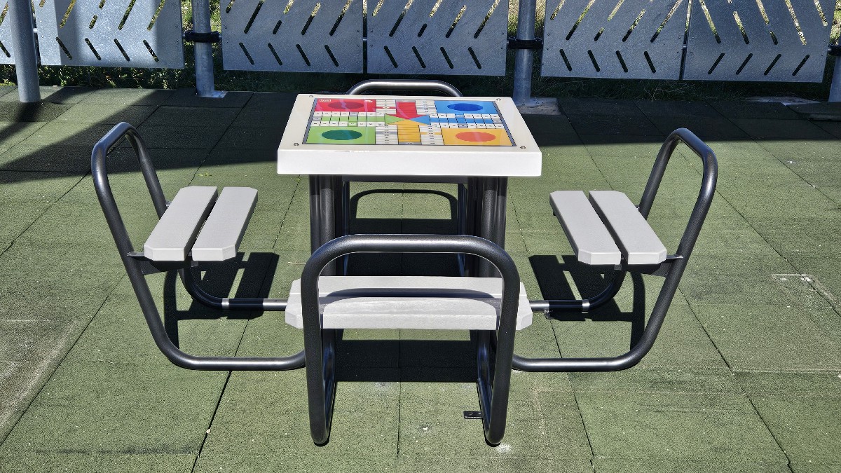 mesa parchis aire libre parques publicos