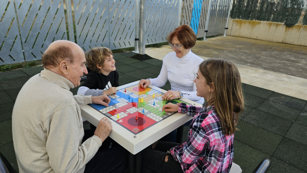 mesa parchis aire libre parques publicos