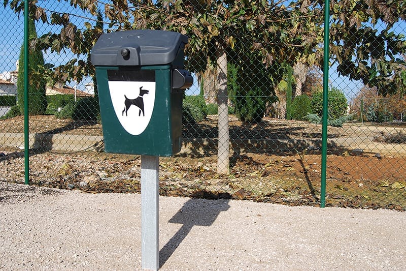 papelera para perros con dispensador de bolsas