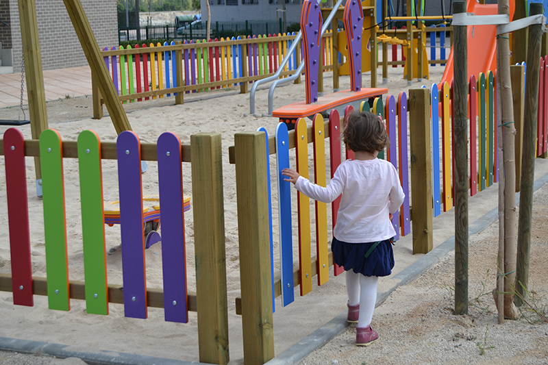 Diseño de vallas de madera tratada para parques infantiles — Santaulària  Equipamientos urbanos