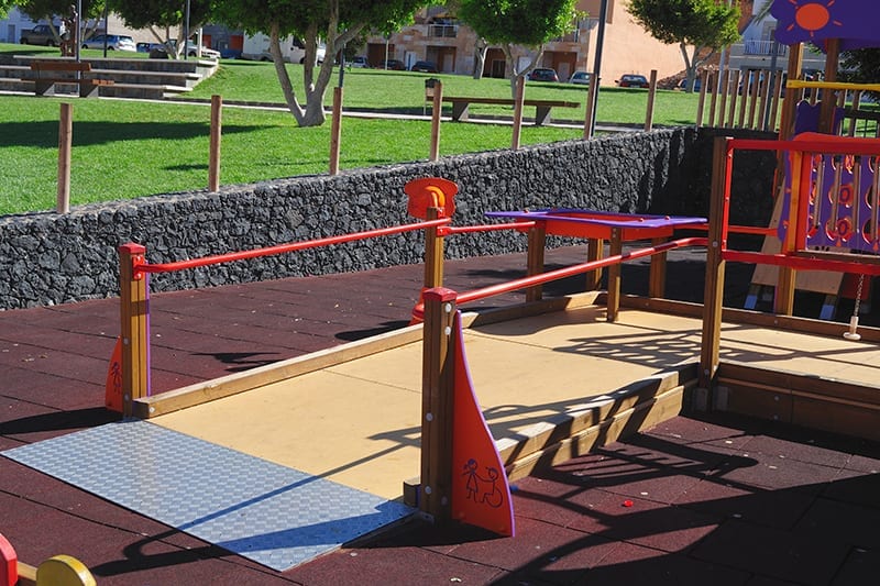 juego infantil rampa silla ruedas adaptado