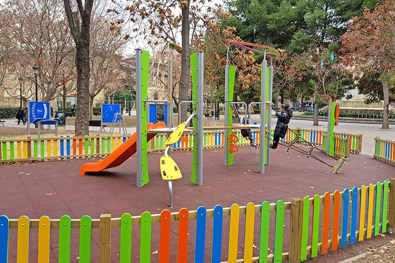 parque infantil con multiestructura de juego infantil norma seguridad europea