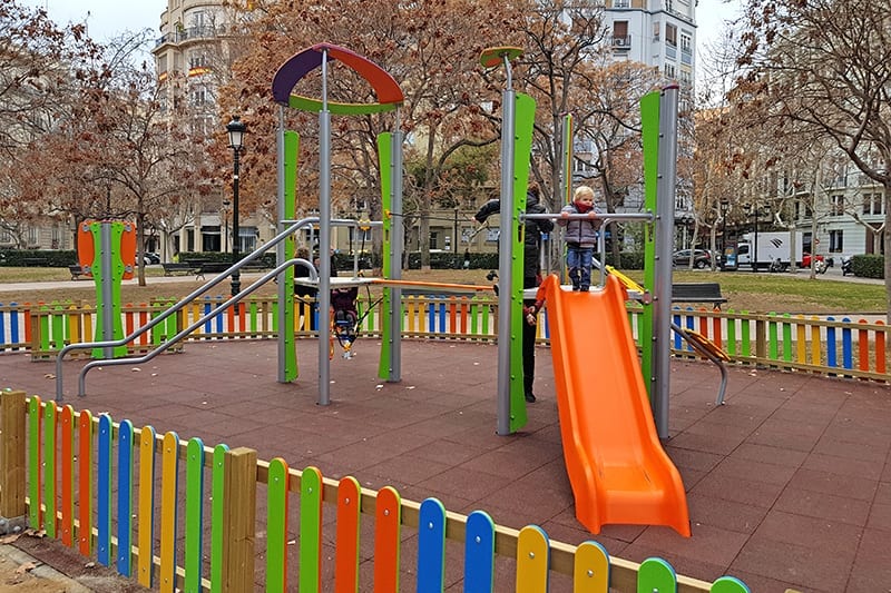 parque infantil con multiestructura de juego infantil norma seguridad europea