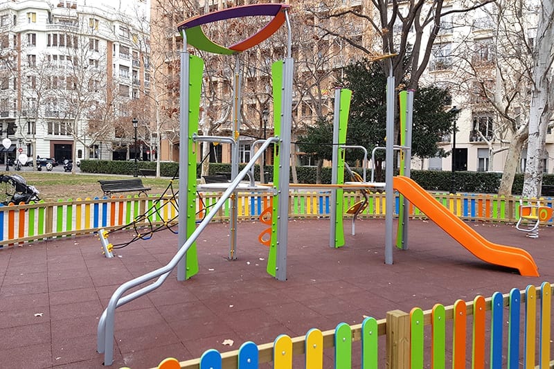 parque infantil con multiestructura de juego infantil norma seguridad europea