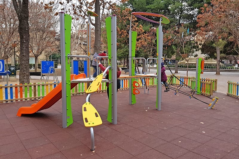 parque infantil con multiestructura de juego infantil norma seguridad europea