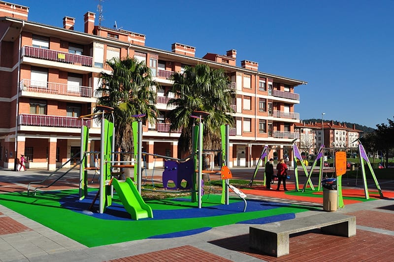 multiples torres conectadas para parque infantil