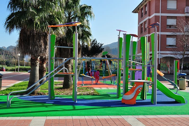 multiples torres conectadas para parque infantil