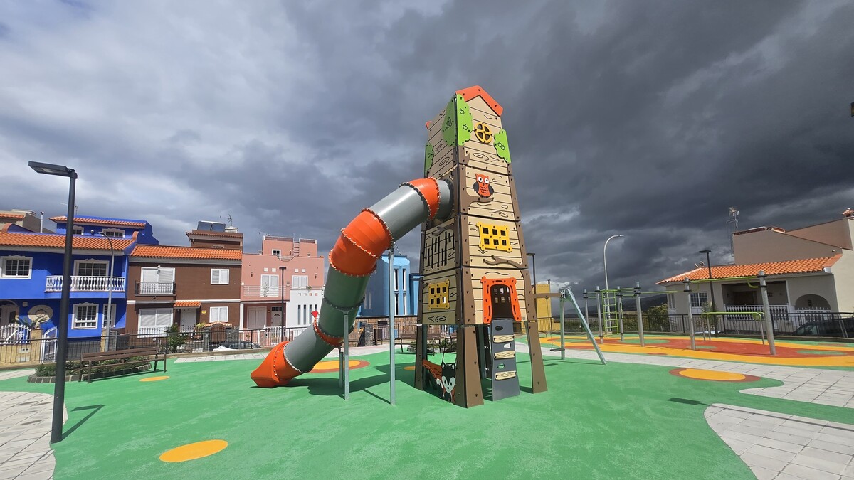 multijuego torre arbol naturaleza columpio tobogan gruta