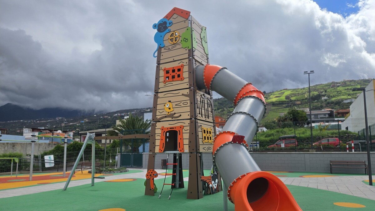 multijuego torre arbol naturaleza columpio tobogan gruta