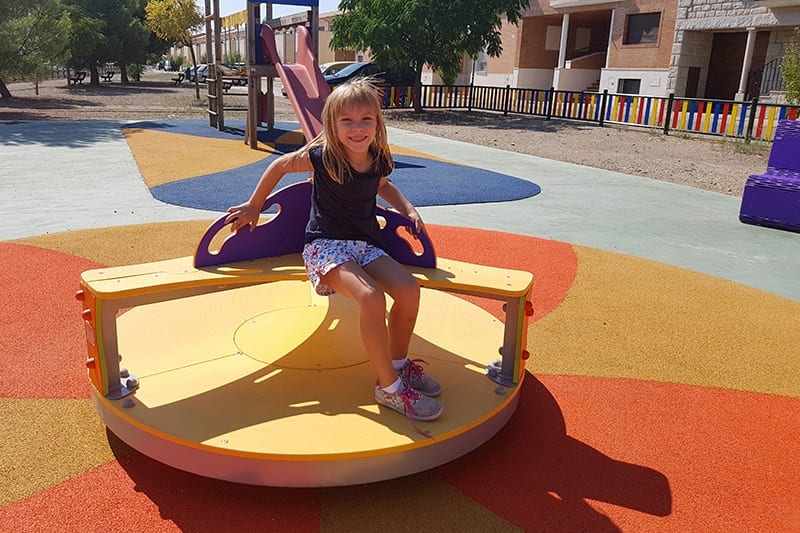 r4502 girador con asientos certificado en 1176 para parques publicos