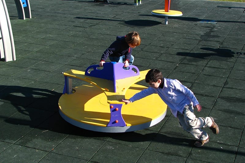 r4502 girador con asientos certificado en 1176 para parques publicos