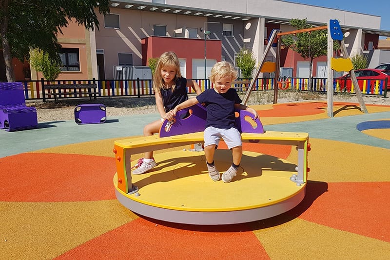 r4502 girador con asientos certificado en 1176 para parques publicos