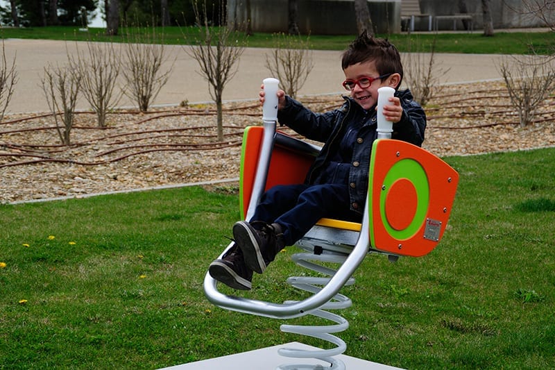 muelle balancin adaptado discapacidad parque infantil