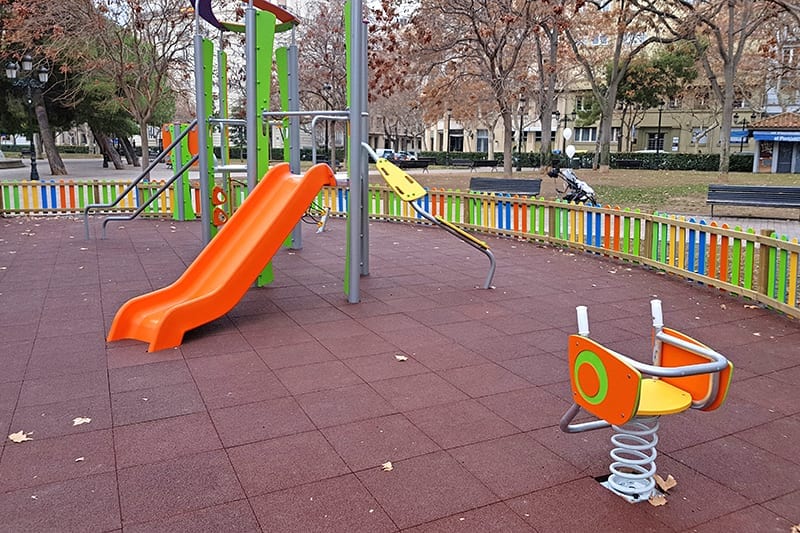 muelle balancin adaptado discapacidad parque infantil