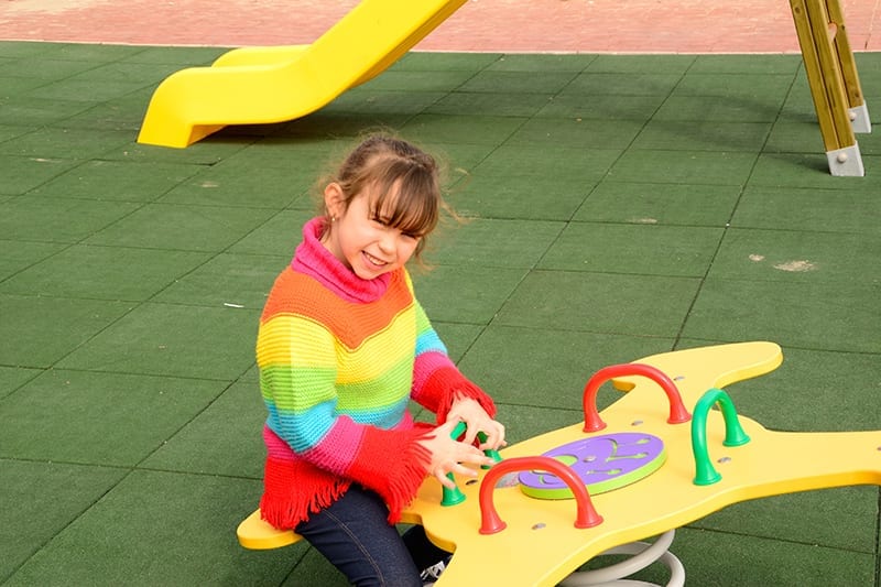 ninos jugando muelle ovni