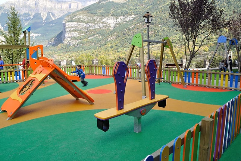 area infantil con balance certificado