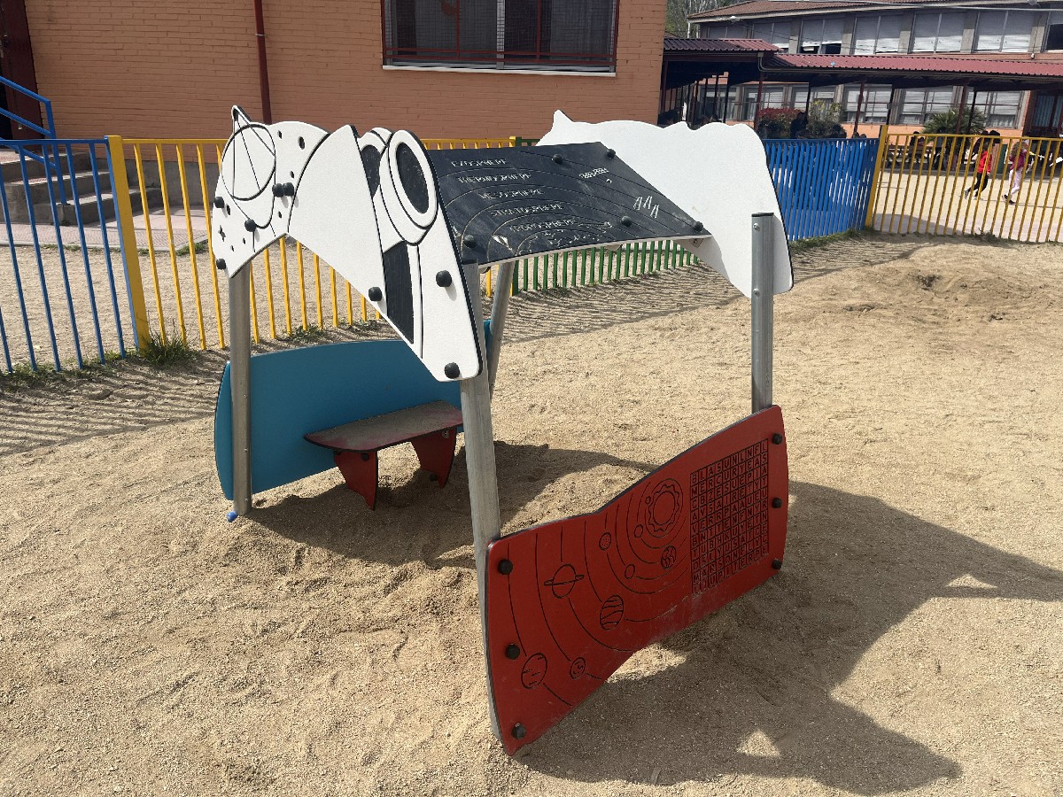 casita con paneles interactivos exterior