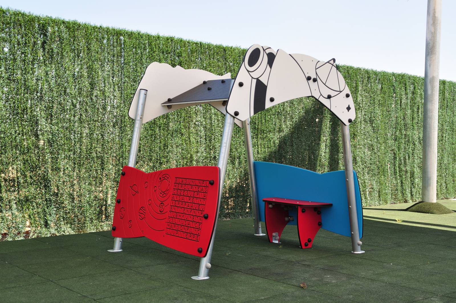 casita con paneles interactivos exterior