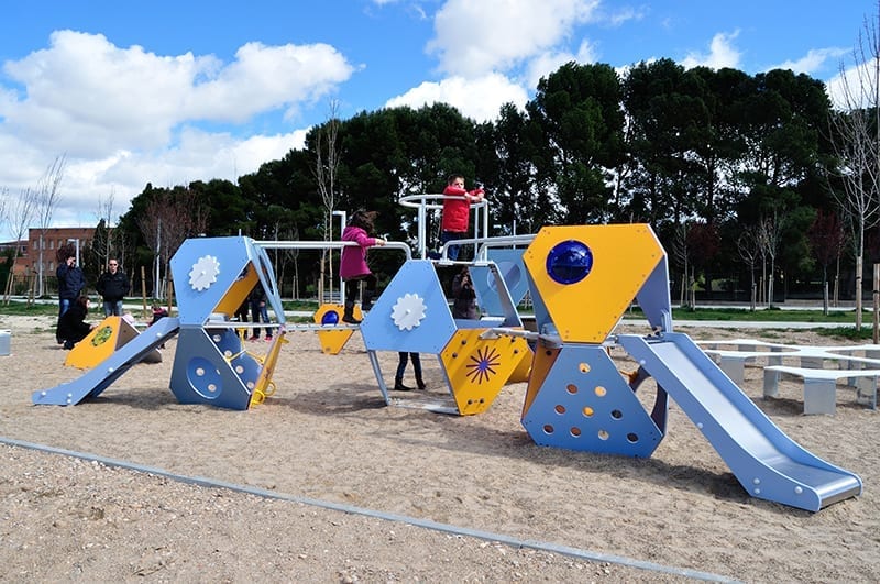 estructura multijuego tres torres toboganes puentes