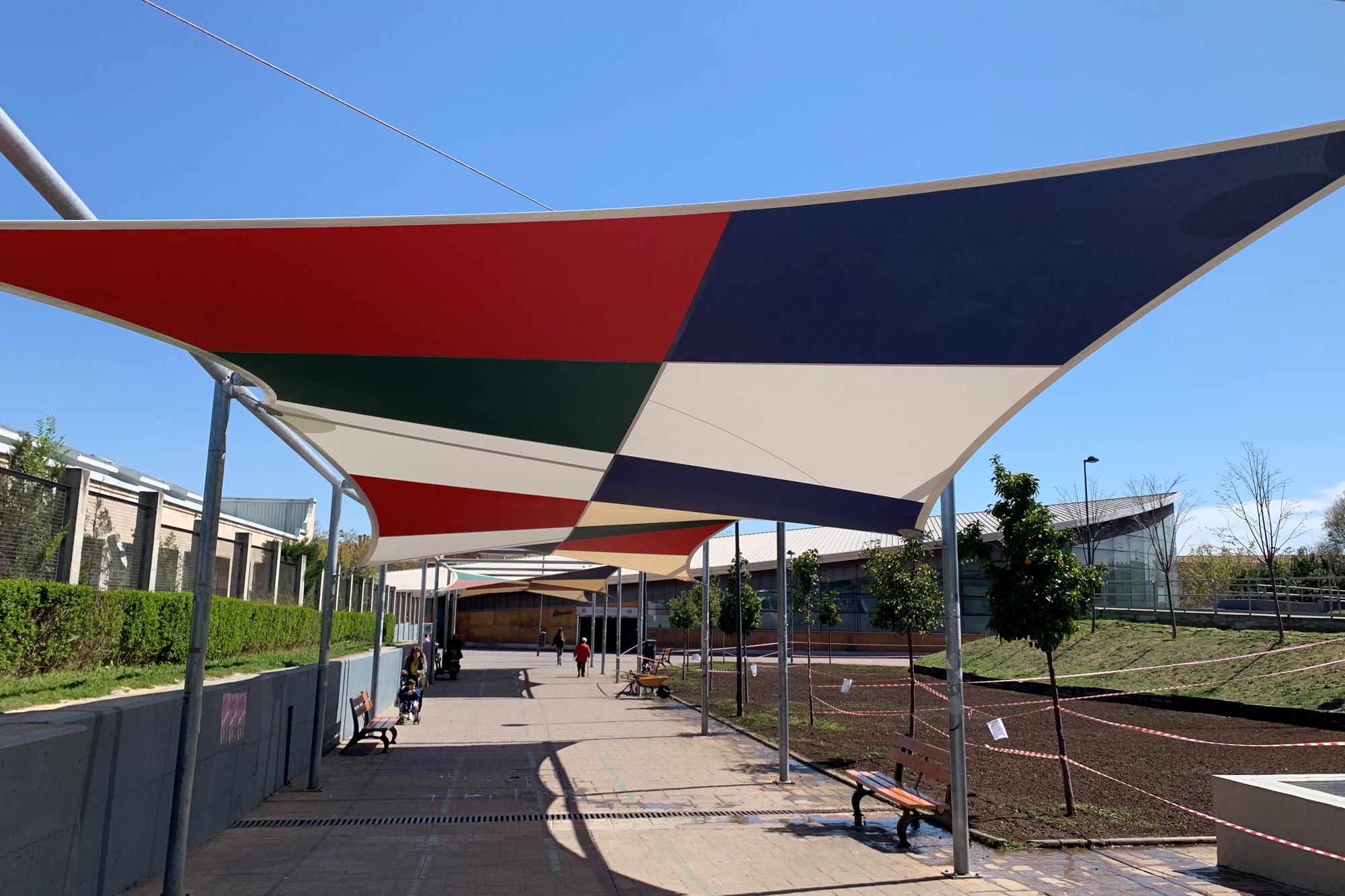 toldo tensado para colegios parques y espacio urbano