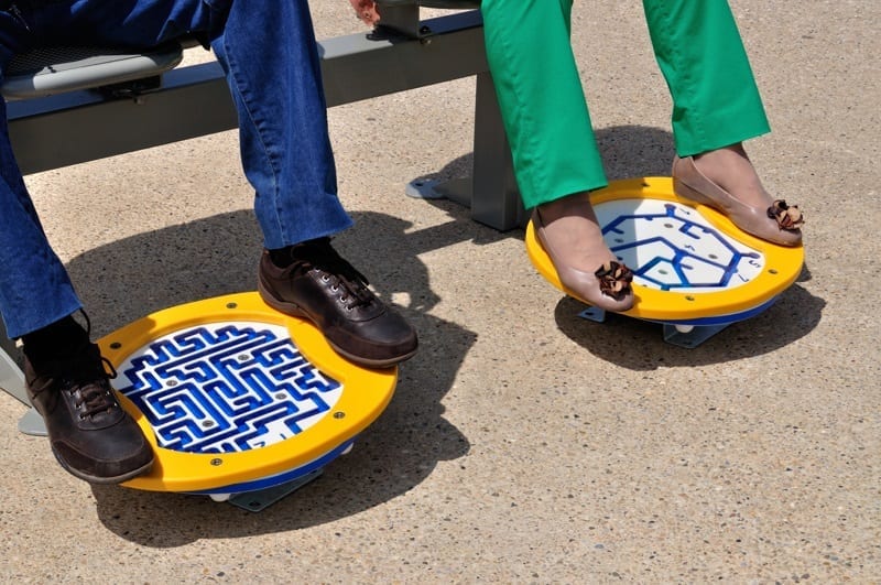 parque exterior ancianos ejercicio pies rehabilitacion