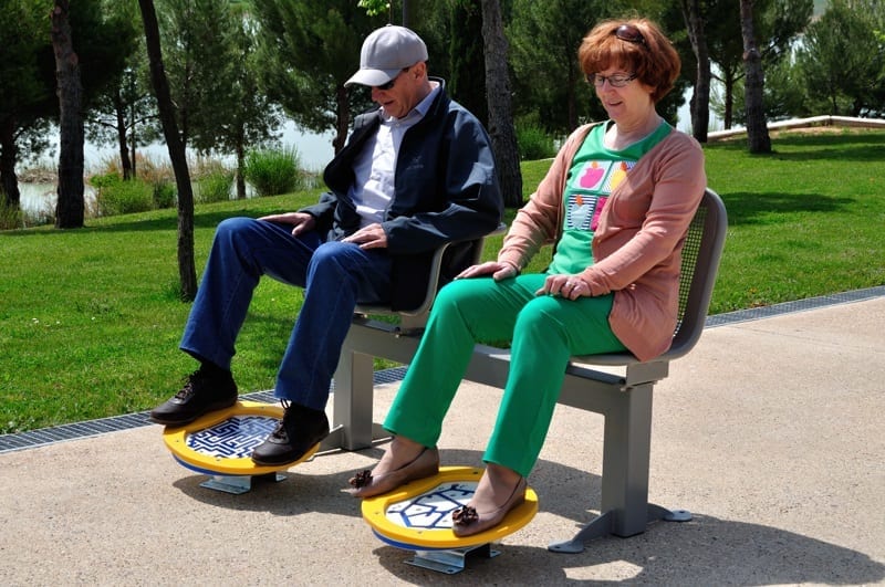 parque exterior ancianos ejercicio pies rehabilitacion