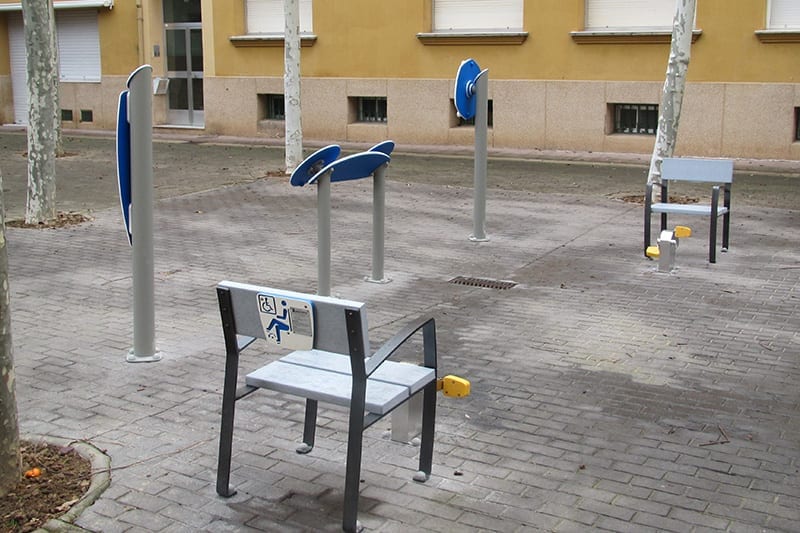 r7136sr sillo n con bicicleta para personas mayores en plazas publicas