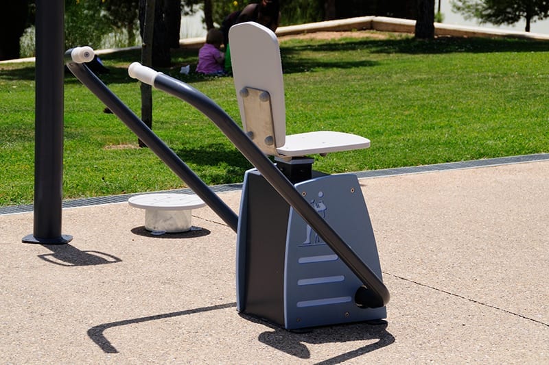ejercicio de remo y abdominales para parques publicos