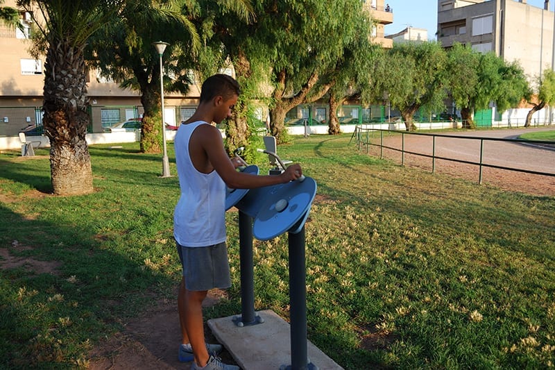 ejercicio rotacion de hombros deporte al aire libre certificado