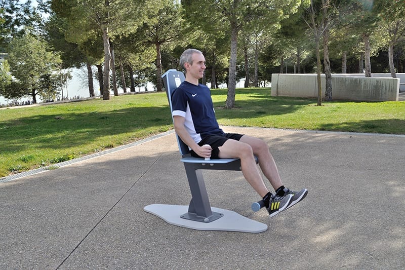 ejercicio flexion rodilla parque biosaludable