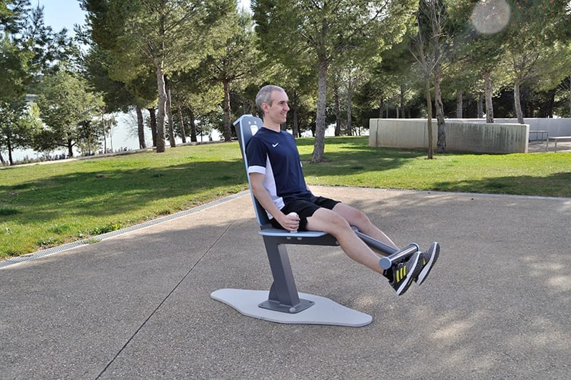 ejercicio flexion rodilla parque biosaludable