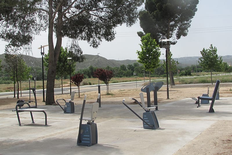 ejercicio flexion rodilla parque biosaludable al aire libre