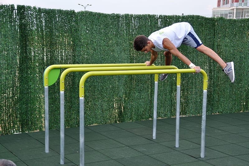 ejercicio workout tres barras paralelas metalicas exterior