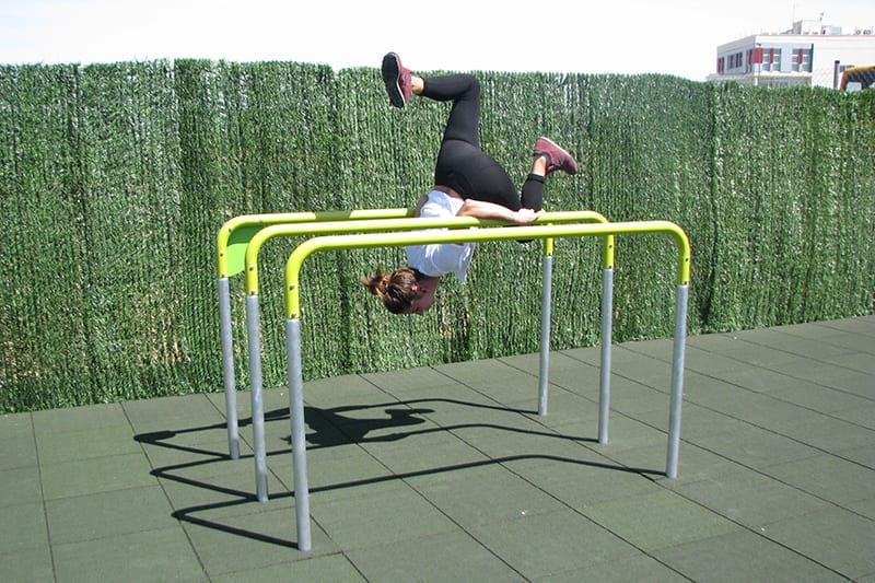 ejercicio workout tres barras paralelas metalicas exterior