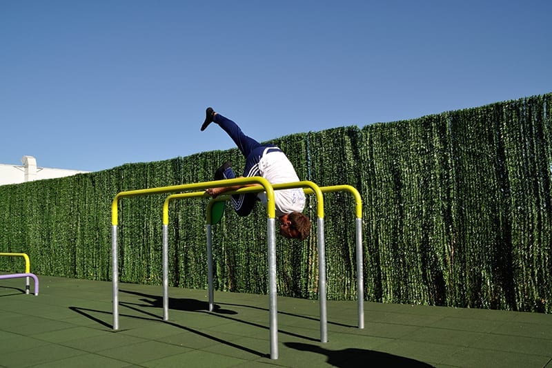 ejercicio workout tres barras paralelas metalicas exterior