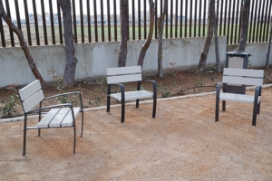 bancos-con-materiales-reciclados-300