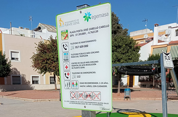 Instalamos el cartel inclusivo con pictogramas SAAC en el parque infantil de Puente Genil, Córdoba